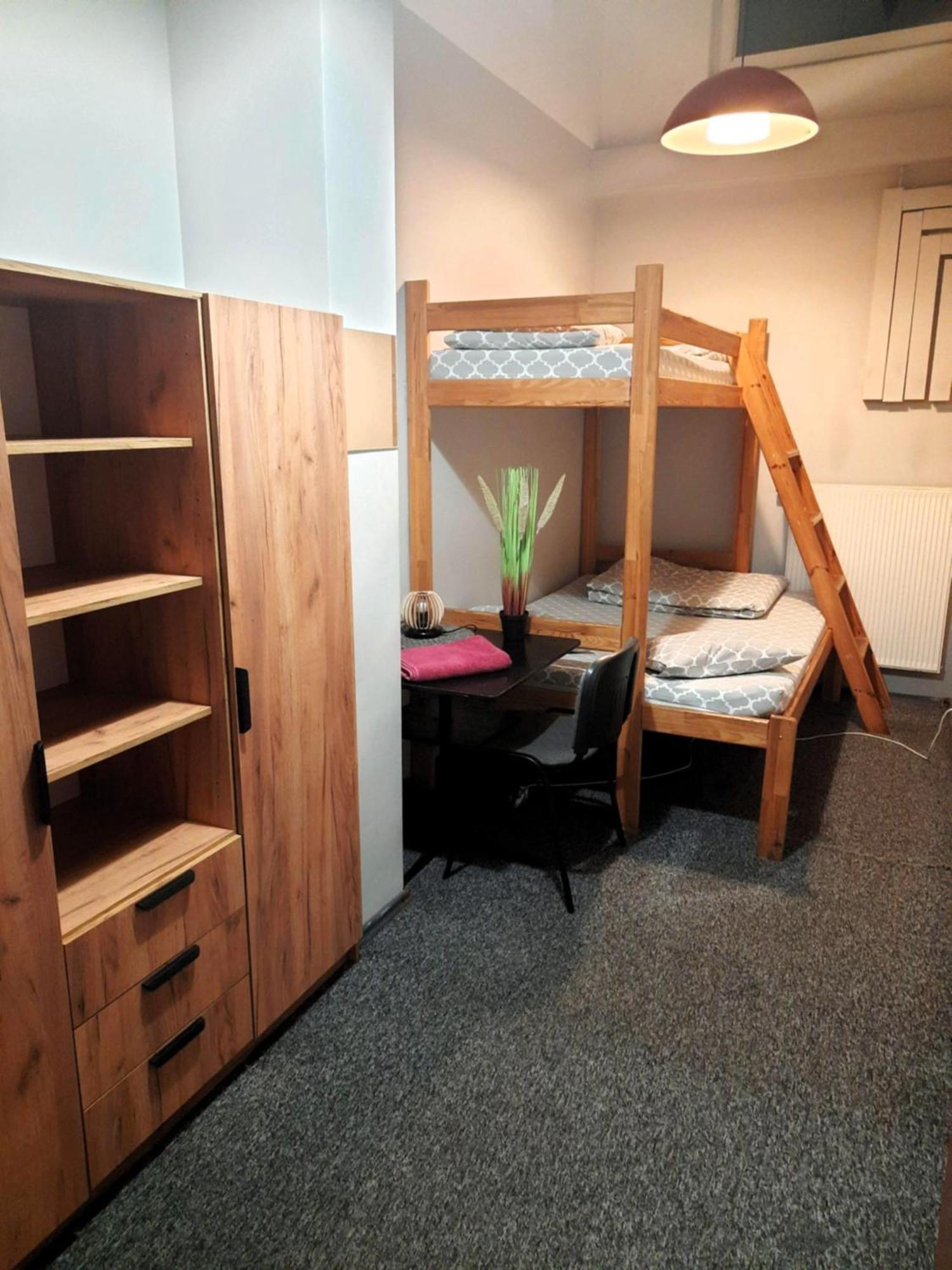 Go Hostel Rewolucji Lodz  Ngoại thất bức ảnh