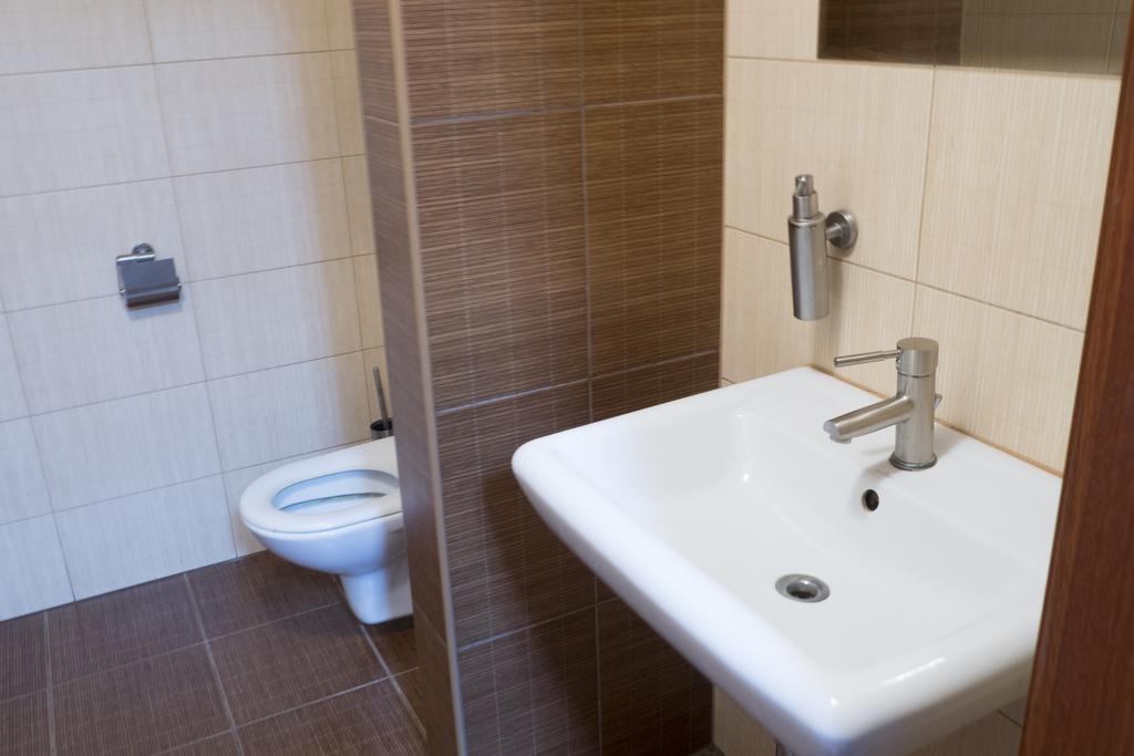 Go Hostel Rewolucji Lodz  Ngoại thất bức ảnh